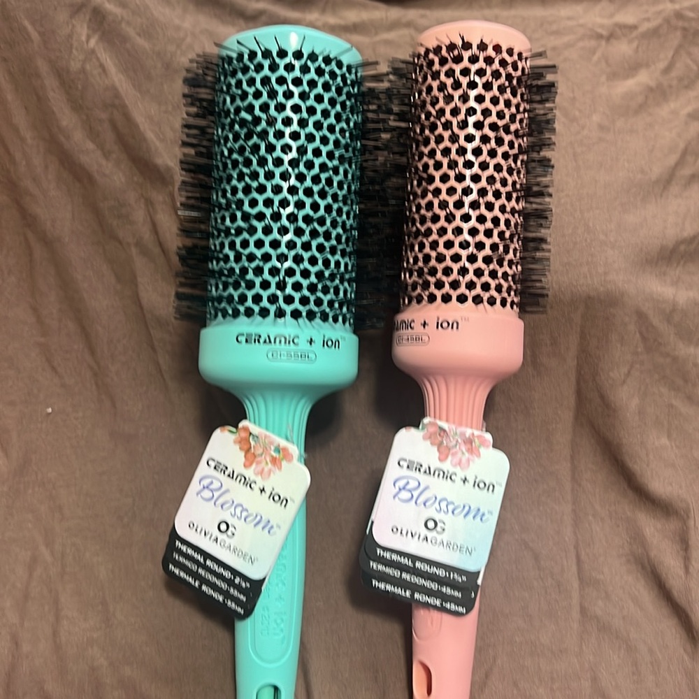 I’m selling set of two brushes, Olivia Garden brand, new